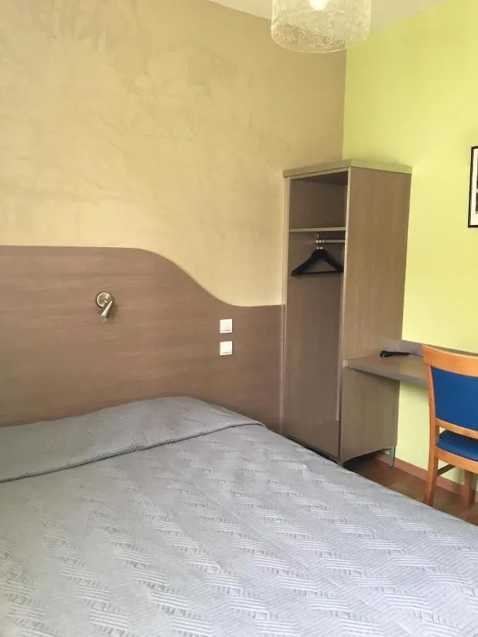 Hotel Val De Saone Lyon Caluire Rillieux Sathonay-Camp 2*,  Francia